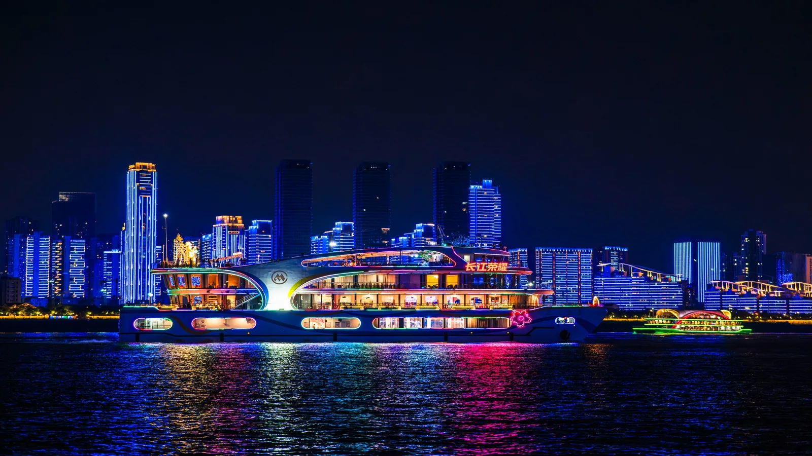 Starlit Voyage: A Night Cruise through Singapore’s Glittering Waters